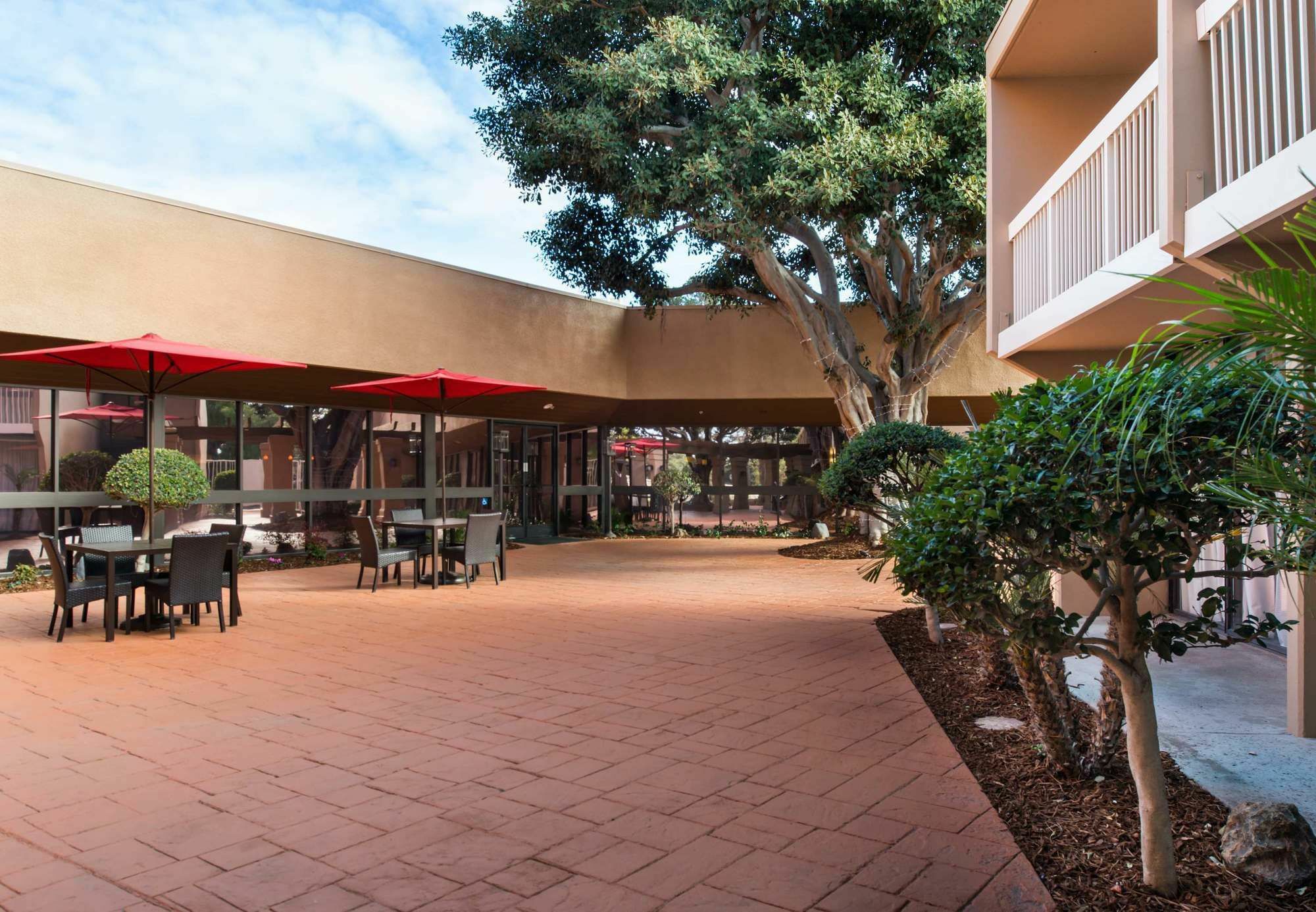 Courtyard By Marriott Oxnard/Ventura Hotel Exterior foto